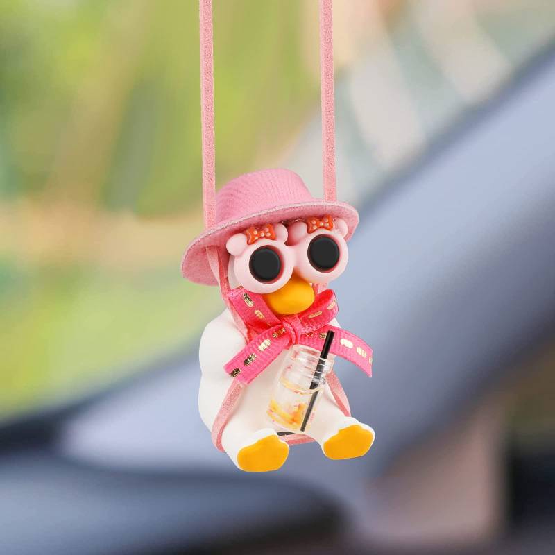 Süße Schaukel Ente Dekor, Auto Anhänger Swinging Duck mit Hut und Saft Car Accessories, Auto Rückspiegel Innen Dekoration Fliegende Ente Hänge Ornament Spiegel Charms Zubehör Lustige Geschenke, Rosa von Pwsap