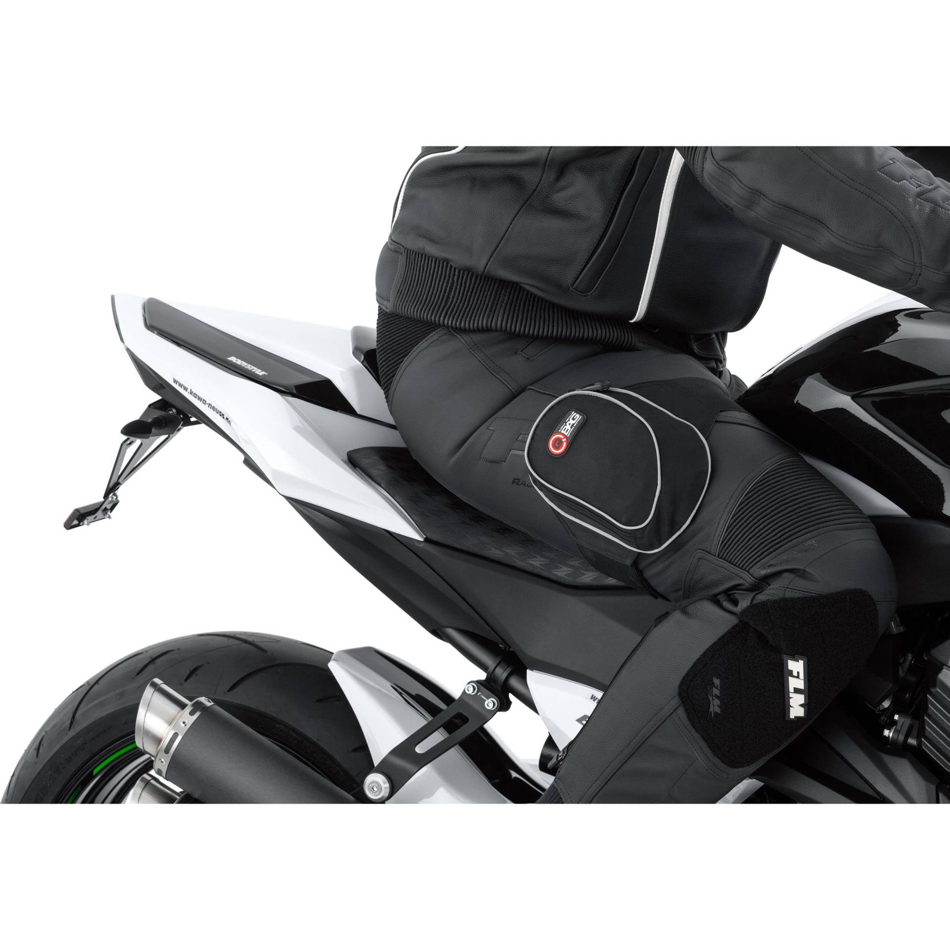 QBAG Motorradtasche Motorrad Tasche/Hülle/Etui Thigh Bag Arm- / Beintasche zum Motorradfahren, rutschfest, 2 kleine Einschubtaschen, kräftiges Klettband, reflektierende Keder, Schwarz, 0,4 Liter von QBAG