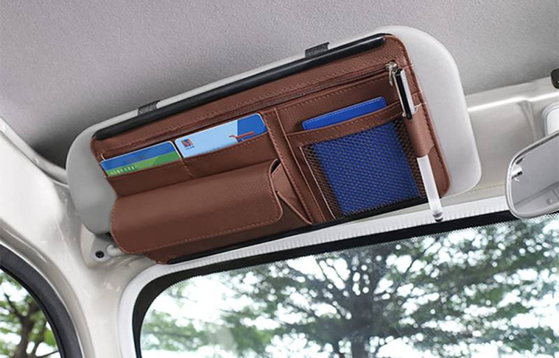 Qric Auto Sonnenblende Organizer, Leder Aufbewahrungstasche Sonnenblende Tasche für Karten Lizenz Registrierung Stift Brillen Dokument, passend für die meisten Auto SUV, LKW, Auto Zubehör (braun) von Qirc