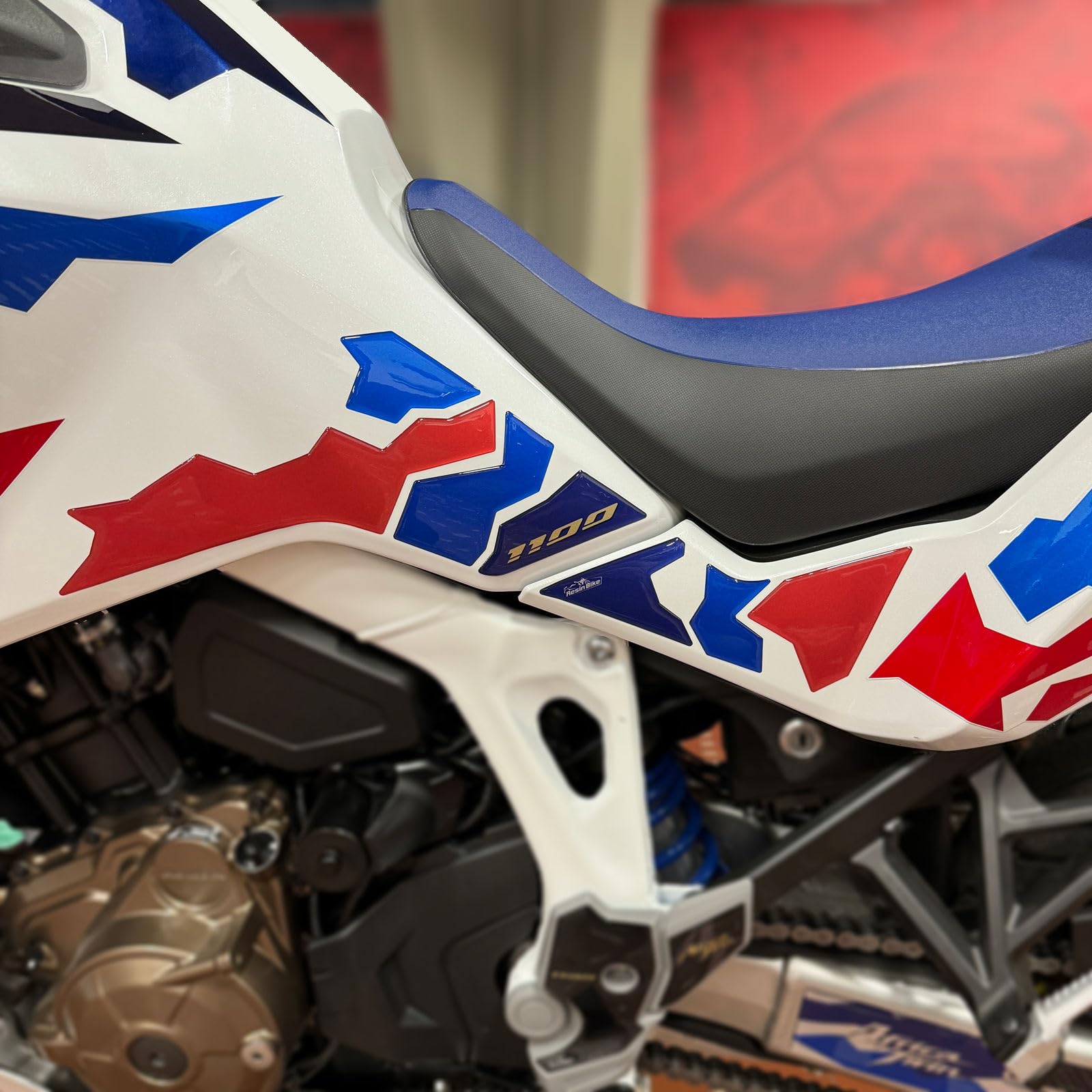 Resin Bike Aufkleber Kompatibel Mit Honda Africa Twin 1100 Adventure 2024. Motorrad Seitenschutzgitter Tank-Schutzfolie vor Stößen und Kratzern. Aufklebersatz 3D-Harzklebstoff - Stickers Made in Italy von Resin Bike