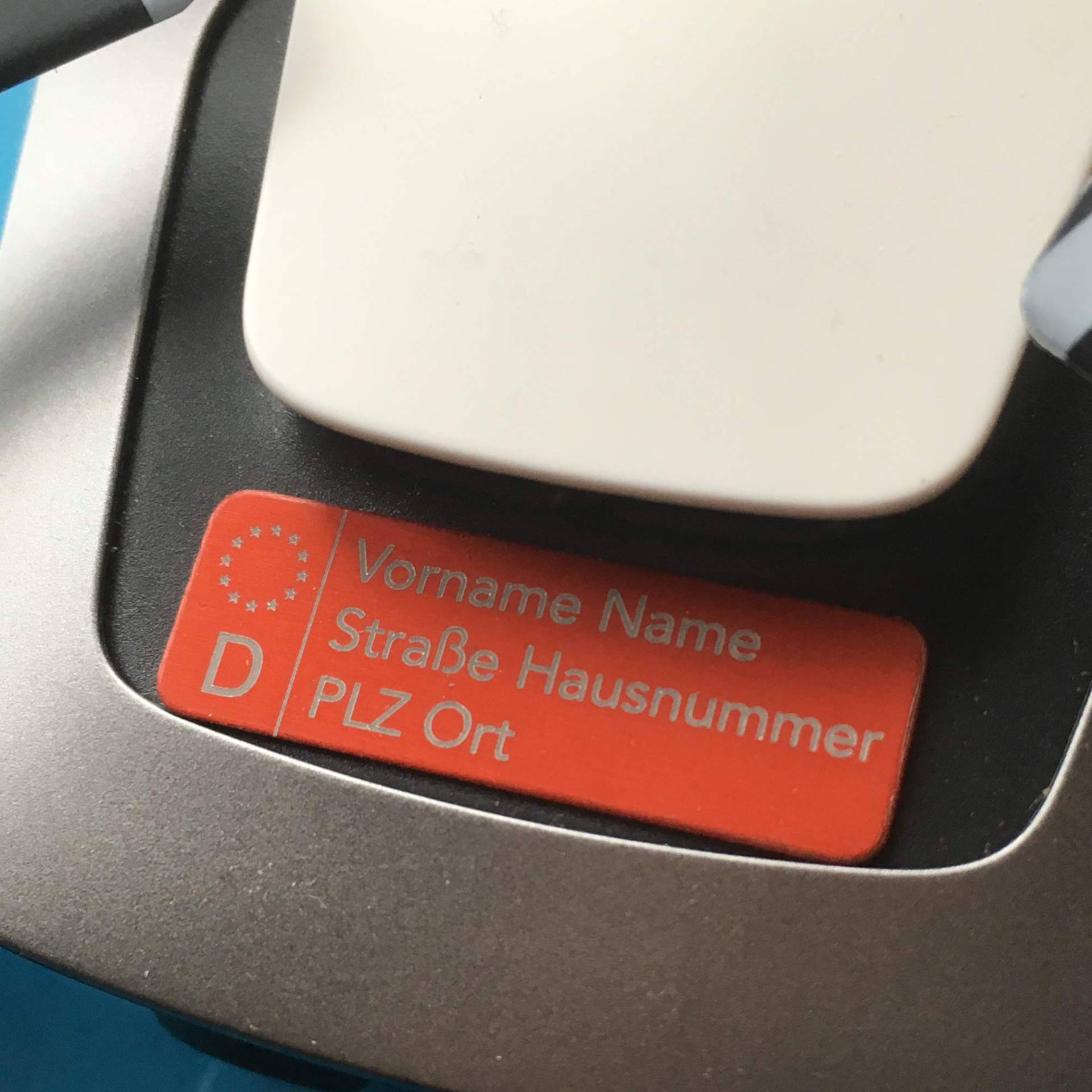 Roboterwerk Fahrzeug-Kennzeichen für Drohnen - Namensschild und/oder mit ab 2021 geforderter e-ID, 30x10mm, Aluminium eloxiert Rot von Roboterwerk