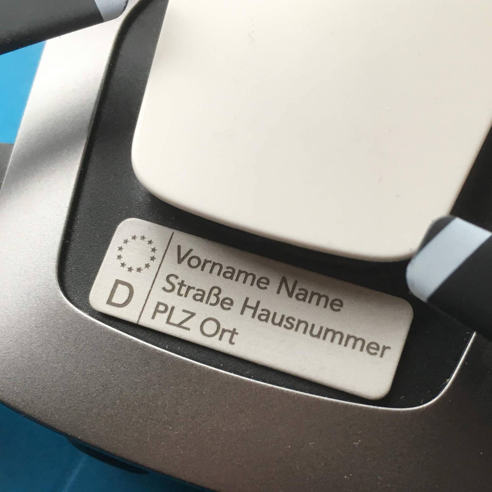 Roboterwerk Fahrzeug-Kennzeichen für Drohnen - Namensschild und/oder mit ab 2021 geforderter e-ID, 30x10mm, Aluminium eloxiert Silber von Roboterwerk