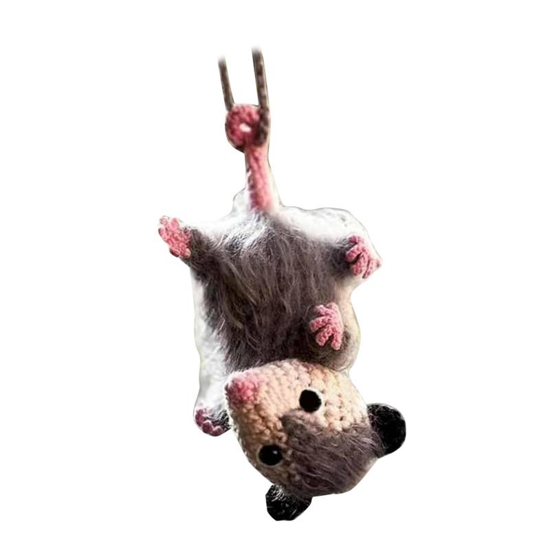 Possum Auto Hängeornament, Niedliches Opossum Häkel Autospiegel Hängezubehör, Dekor, Handgefertigter Gestrickter Possum Autoanhänger, für Auto Dekor Zubehör (A) von SYH&AQYE