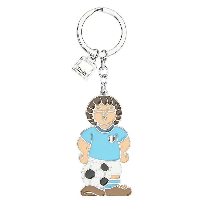 THUN - Schlüsselanhänger mit Kind Fußballer hellblau - Gastgeschenke zur Kommunion - Metallteil aus plattierter Zinklegierung und plattiertem Messing - 12 x 3 cm von THUN