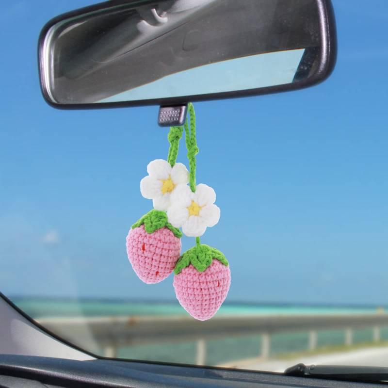 TIESOME 2 Stück autospiegel anhänger，Niedliche Erdbeere Auto hängende Ornament für Auto Rückspiegel Dekor Häkeln Auto Spiegel Hanging Charms Zubehör Blume Hand gestrickt Erdbeere Auto Dekor für Frauen von TIESOME