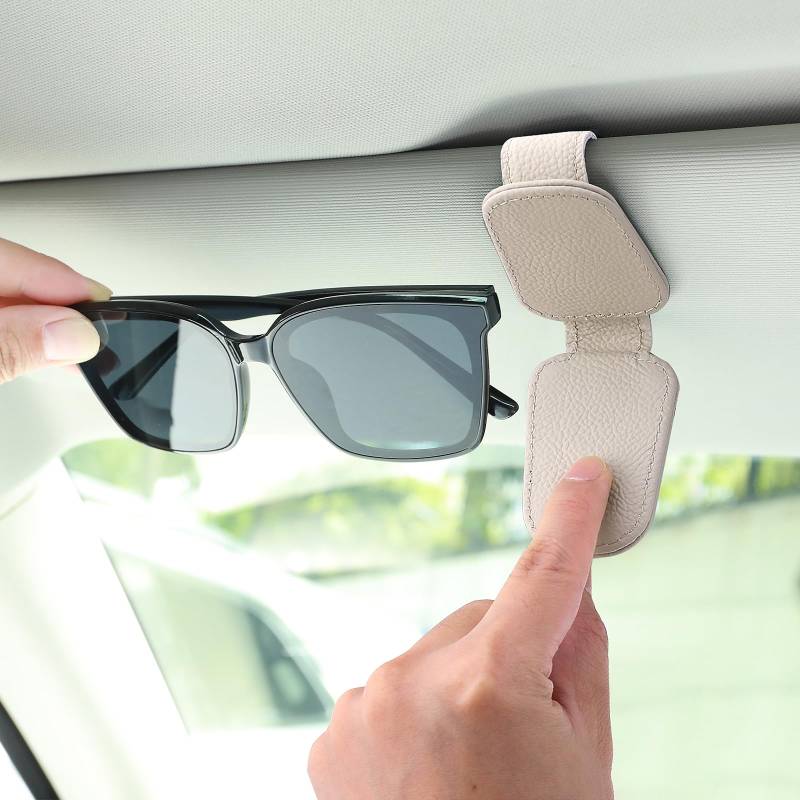 TIESOME Brillenhalter für Auto Magnetischer, Leder Car Accessories Interior Brillenhalterung Auto Sonnenbrillenhalterung Kartenkarten Clip Brillenetui Aufbewahrungsbox Organizer Auto Zubehör (Beige) von TIESOME