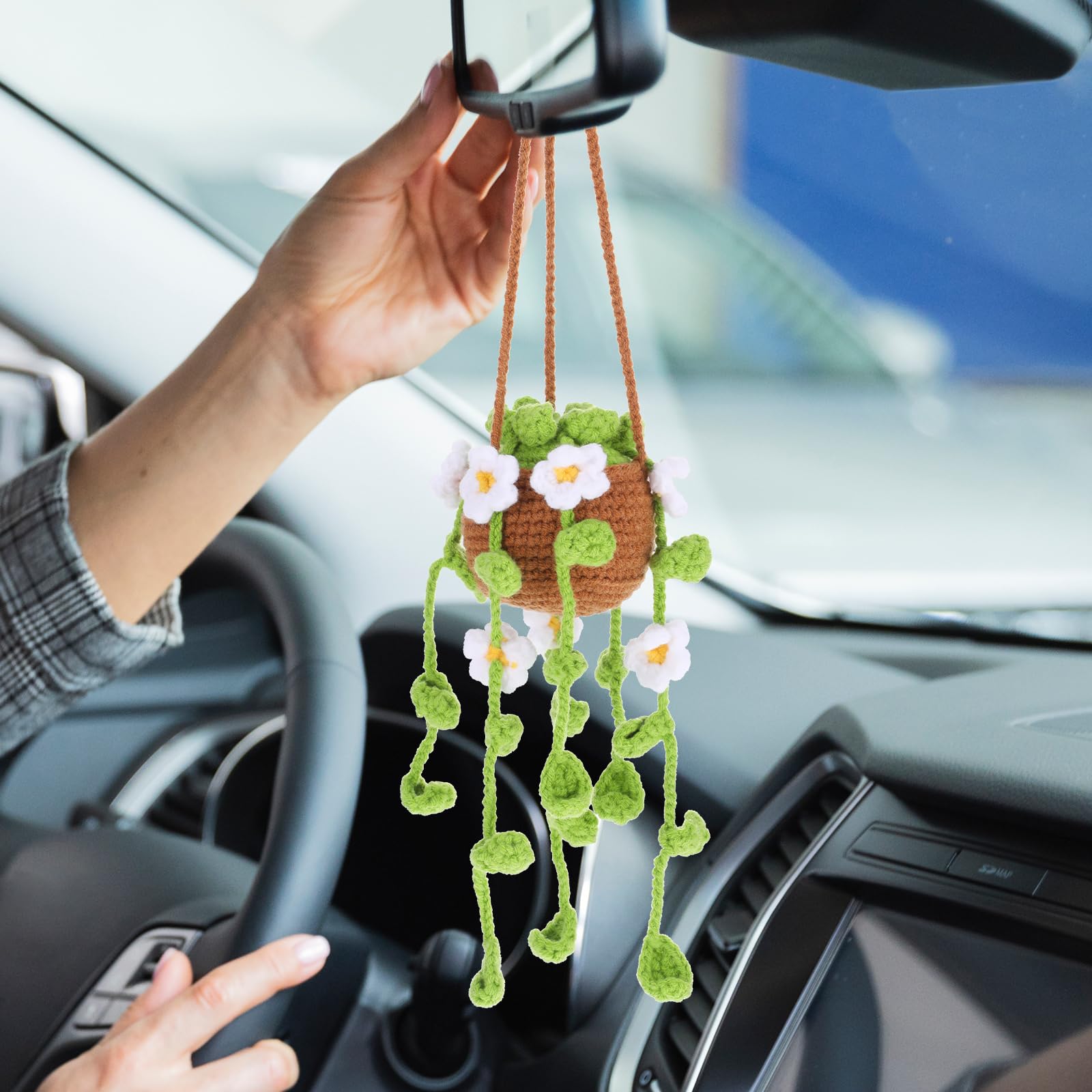 Autospiegel anhänger, Niedliche Topfpflanzen Häkel-Hängepflanze für Auto, Auto Rückspiegel Anhänger, Boho Autospiegel Hängende Zubehör Rückansicht Ornament Charm Green Auto für Frauen (Weiß Blumen) von Teaaha