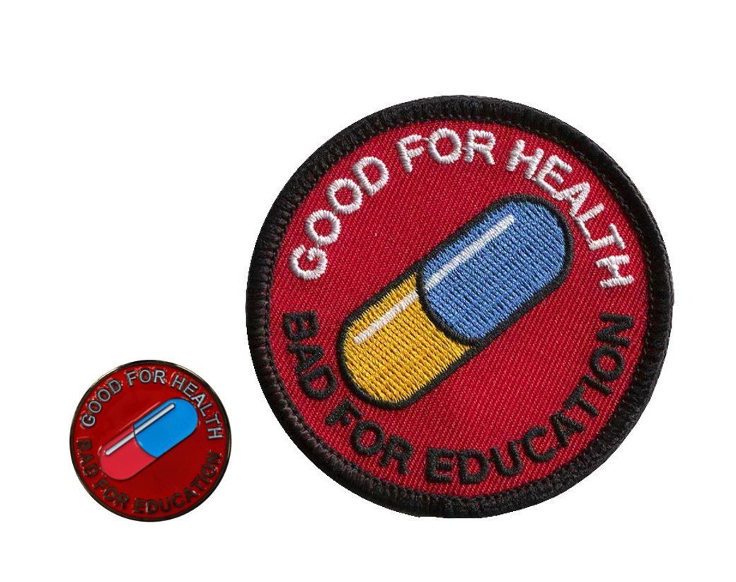 Titan One Europe - Pin + Patch Set: Akira Good for Health Bad for Education Pin Abzeichen + Aufnäher Aufbügler von Titan One Europe