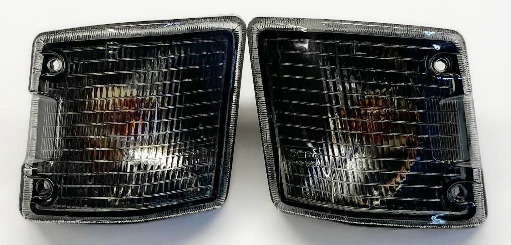 Frontblinker Blinker LINKS + RECHTS mit Fassung in Schwarz für VW T3 Bus ab 1979-1991 von Goingfast GmbH