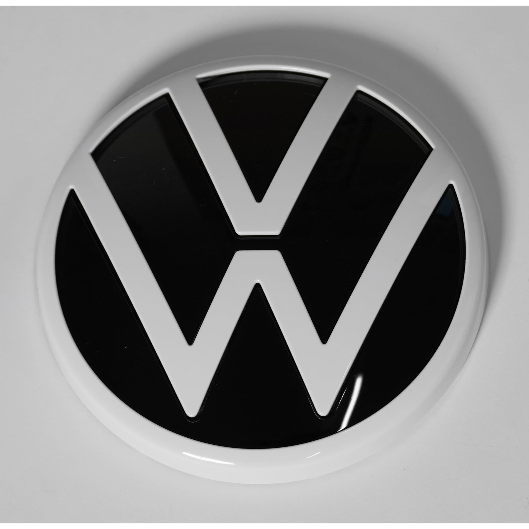 Volkswagen 10A898633AWA Emblem Heckklappe Zeichen Logo, schwarz/weiß von Volkswagen