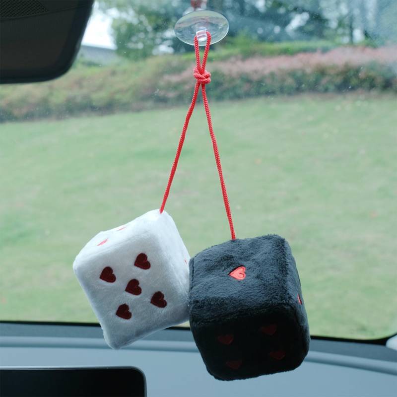 Retro Hanging -Würfel, Fuzzy Plüschwürfel für Autospiegel, schwarze und weiße flauschige Würfel mit Herzpunkten, glückliche Würfel, Plüschauto -Zubehör für die Innenhängedekoration von Autos, Fuzzy - von Womsclo