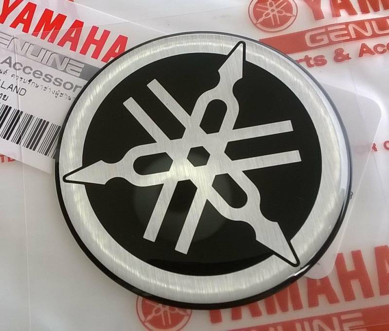 Yamaha original Aufkleber Logo Emblem 3D Sticker selbstklebend für Motorröder, Motorroller, ATV, Jetski (schwarz/Silber, 30mm) von YAMAHA