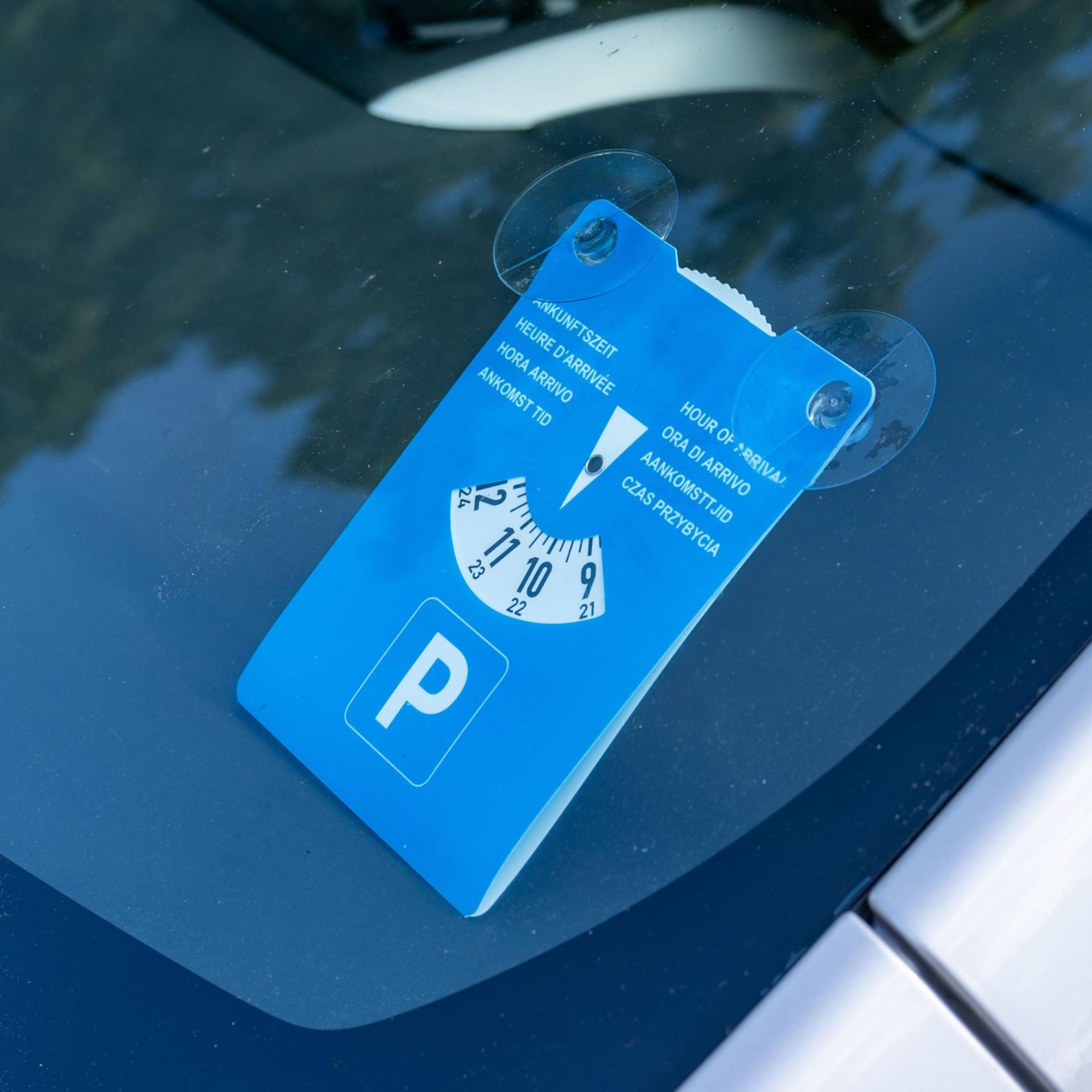 Parkscheibe mit Saugnäpfen, 2 Stück, in Blau, aus Pappe, doppelseitig einstellbar, Parkuhr mit acht Sprachen, für Auto, LKW, Wohnmobil, Parking Disc, Parkscheiben, Parkkarte mit Saugnapf Befestigung von Your Day Mate