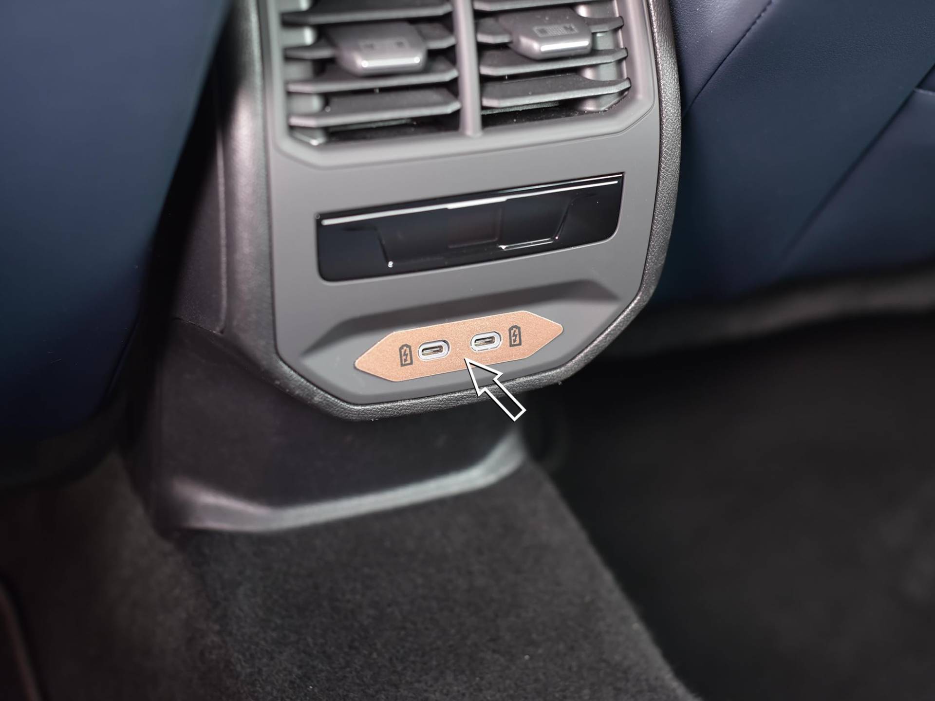 Abdeckung aus Stahl für Cupra.Leon/Formentor | Farbe COPPER Stil - Dekoration USB-Slot hinten | 1 Stück Edelstahl V1 V2 VZ1 VZ2 VZ3 VZ5 VZ Veloz Edition Leon Tuning Zubehör von autoCOVR