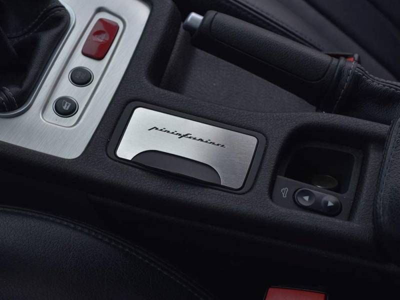 Interieur Stahlabdeckung für Alfa_Romeo BRERA & SPIDER (939) - 1 Stück Pininfarina_Emblem Platte Zubehör Edelstahl Gebürstet Blenden Cockpit Dekor von autoCOVR