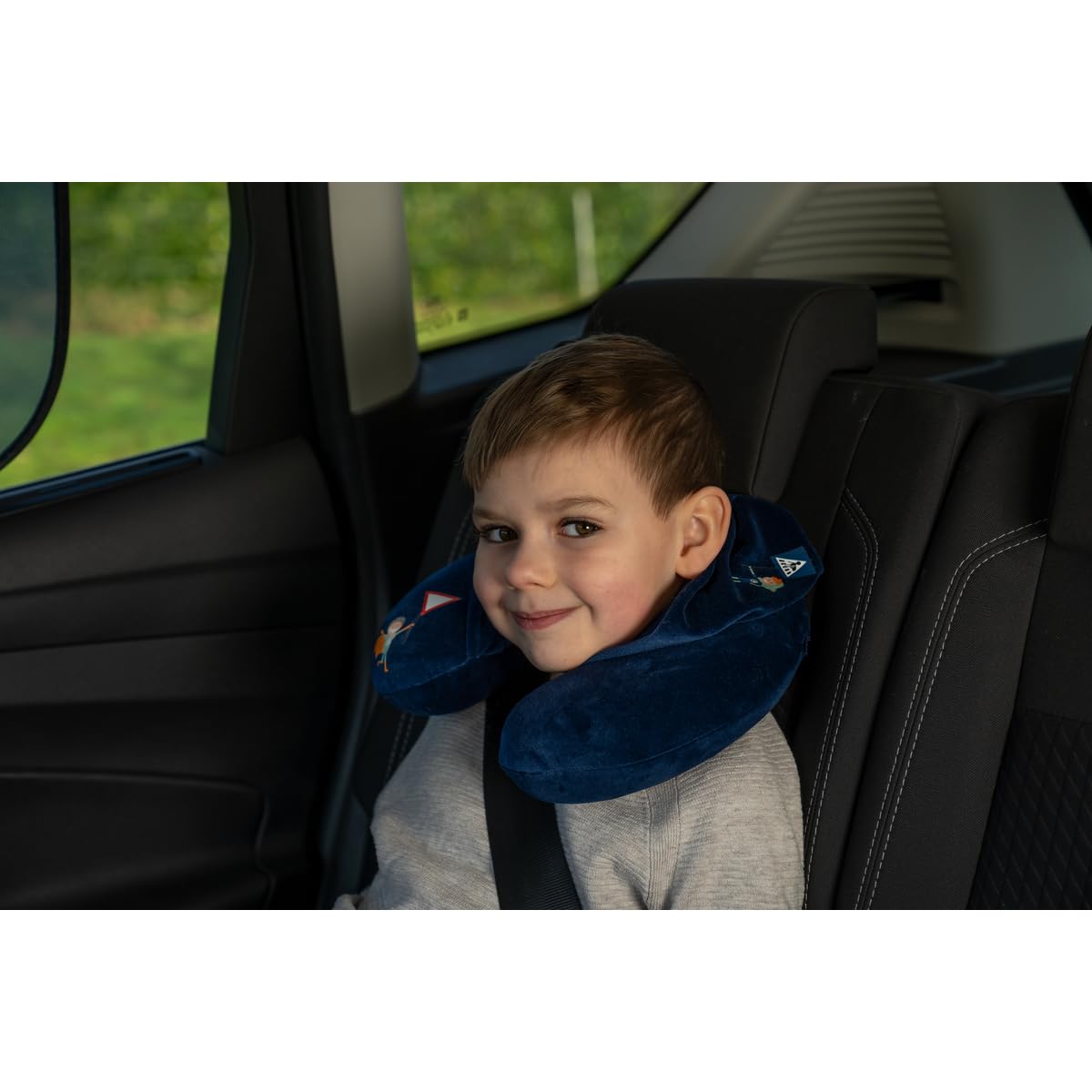 cartrend Nackenkissen HERO,​​ mit angenehmer Memory-Foam Füllung, buntes Design für Kinder, abnehmbarer Bezug, mit Kapuze, 1 Stück, blau von cartrend