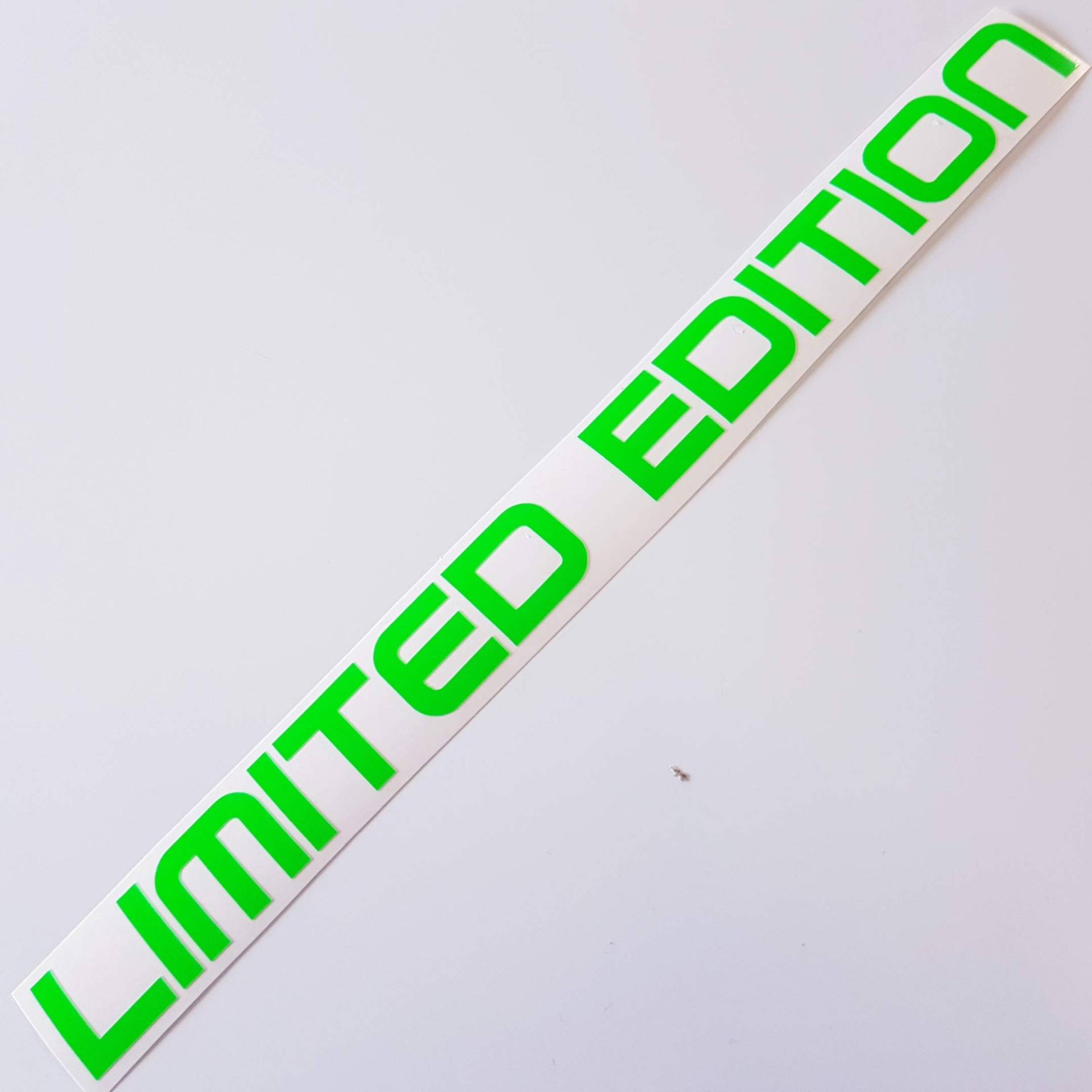 Folien-Zentrum - Limited Edition Neon Grün 20 x 1,5 cm - hochwertiger Aufkleber Auto Tuning - OEM & JDM Auto Sticker - Lustige Aufkleber für Auto - Stickerbomb - Autoaufkleber - Made in Germany von folien-zentrum