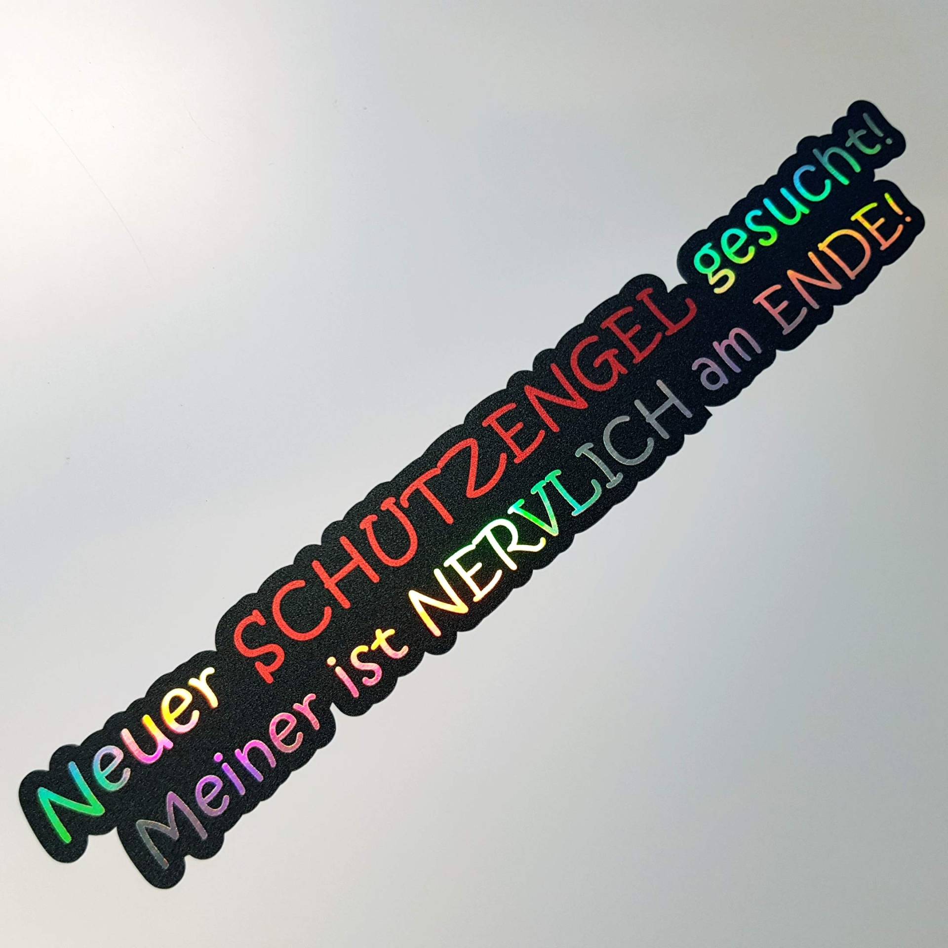 folien-zentrum - Neuer Schutzengel gesucht meiner ist nervlich am Ende 18x2,5cm - Auto Aufkleber Oilslick schwarz - lustige Sprüche - Farbwechsel Rainbow Flip Flop - JDM Tuning Sticker Decal Car von folien-zentrum